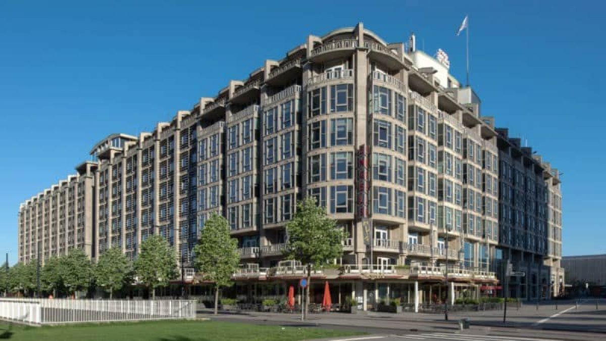 SlikNL's tweet photo. Het is rond! Nou ja.. eigenlijk hartstikke vierkant. Na het vele thuiswerken kijken wij er enorm naar uit: we gaan verhuizen! We verlaten voor het eerst de Mauritsweg en verkassen een paar honderd meter dichter naar Centraal Station naar: Het Groothandelsgebouw! #verhuizen https://t.co/Kij5i9dV61