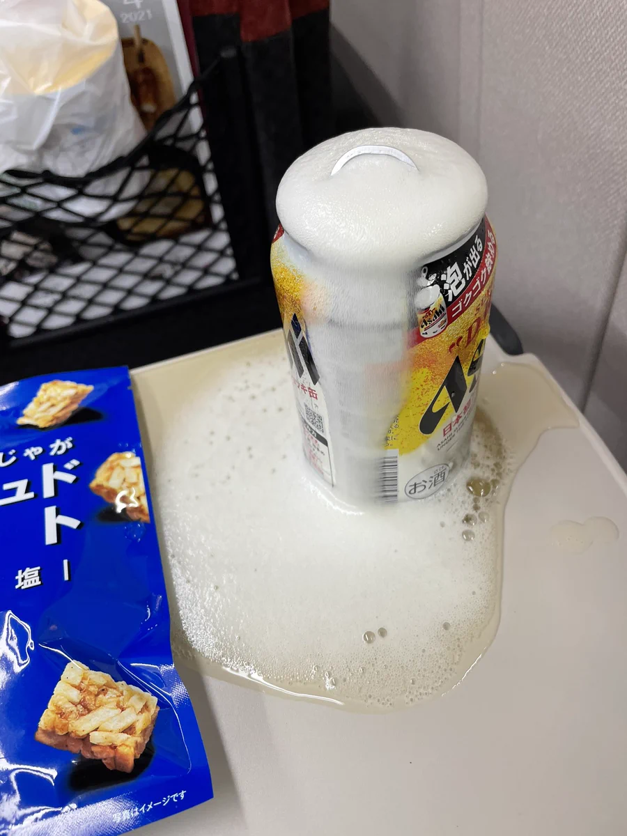 電車の車内では買ってはいけないビール！？予想以上に泡が出すぎｗｗ