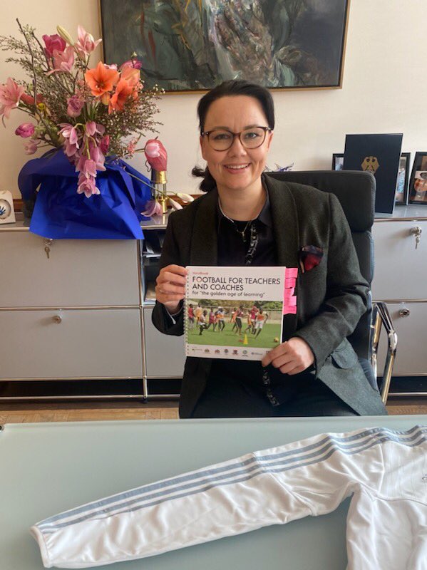 Mi_Muentefering's tweet photo. Toller Abschluss für Frauenfußballprojekt in Gambia mit Veröffentlichungen des Handbuchs für TrainerInnen! So kann das Projekt auch nachhaltig wirken! 🙏 @DOSB, @DFB+Monika #Staab für tolle Zusammenarbeit! Der Link zum Handbuch: https://t.co/Bi6B5cZB9l @AA_Kultur https://t.co/oJR3O89Xzy