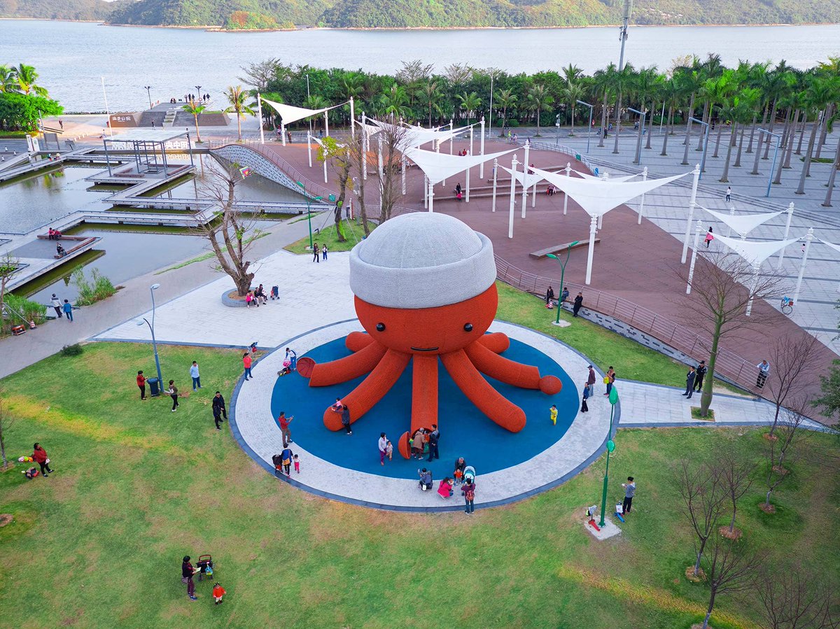 vasiaplay's tweet photo. Artist: Florentijn Hofman
Artwork title: Kraken
Project: #Vanke One City
In a new seaside development in Shenzhen, China, a larger-than-life sized creature sits in the center of a public park.
source: designboom https://t.co/cyHxkQrxim