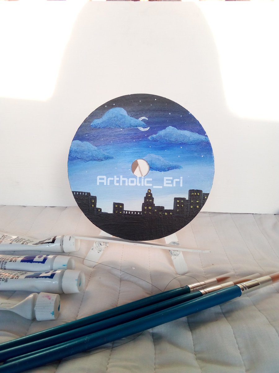 artholic_eri's tweet photo. Night 🌃🌙☁️
Acrylic Paint on CD and DIY painting stand using Popsicle sticks
🖇️https://t.co/VK0yRqWPVL
#painting🎨 #art #artholic #artist #artistsontwitter #artph #artwork #painting #acrylicpainting #recycle #recycledmaterials #cdart #cdartwork #amazing #moon #sky #aesthetic https://t.co/GkYUHuMT0G