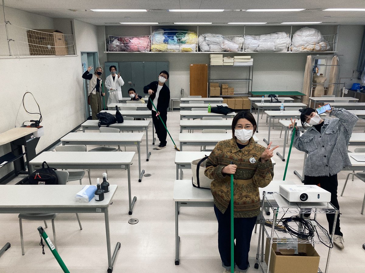 bunka_fp's tweet photo. 【日常】お掃除当番はありません!
気付いた人が掃除します🧼🧹🧽
素敵です!!
#bunka_fc #文化服装学院 #ファッションプロモーションコース #他にも数名いましたが #FP1期生の日常 https://t.co/o4chJIJRUf