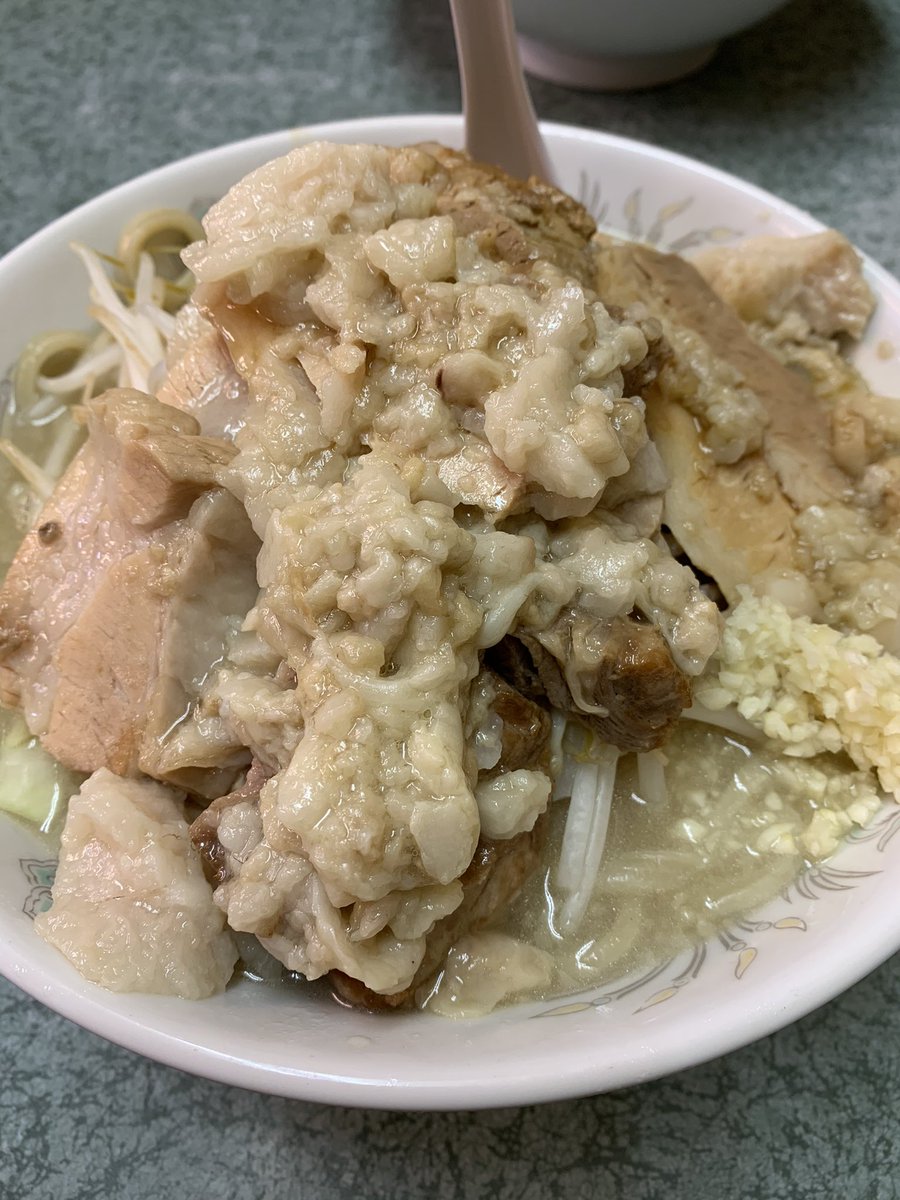 YujiEndo4's tweet photo. ラーメン二郎　新宿小滝橋通り店

おやつ食べに来ました
ラーメン豚入り　カラメ・固まり・ニンニク・ヘルシーな気分ではなかったので野菜はデフォ

罪悪感の奥に味いがある　旨え

#ラーメン二郎 #ラーメン #小滝橋二郎 https://t.co/eBWnD5S7pB