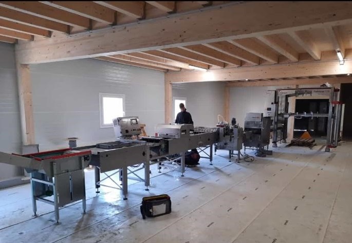 VencomaticGroup's tweet photo. Whoop Whoop 🙌 the first Palletiser 110 in Switzerland! Greatly reduces the work of handling stacks of trays and pleasantly improves your daily egg collecting work. #egghandling #eggcollection #poultry #palletisers - https://t.co/HyYJlptJ7x https://t.co/wQWZ7q8FK7