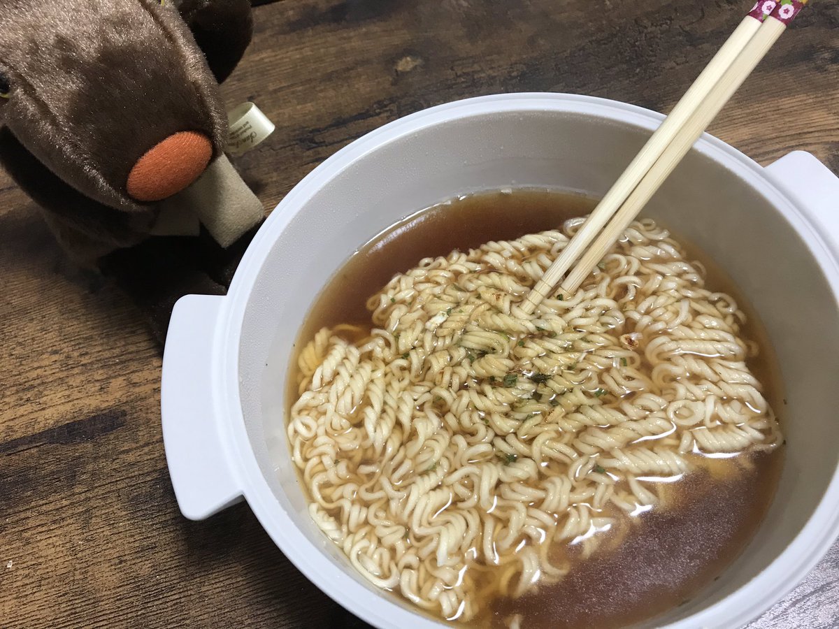 ガスパールと家族 鍋 洗うほうが楽な気がするでガス 沸かしたお湯があればすぐでガスけど 水からだと7 8分かかるのは困るでガス みんなはカップ派 袋派 鍋派 レンジ派 ラーメン屋派 どれでガスー リサとガスパール ショコラガスパール 3coins