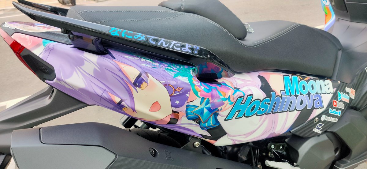 HosizawaYukita's tweet photo. 這樣的彩貼會不會太宅？

私のバイクはオタクに見えますか？

#MAXSYM #hololive 
#usadapekora 
#Moona_Hoshinova 
#痛車イベント 
#海外のファン
#Taiwan 
#Vtuber https://t.co/Bs1JaLfAOC