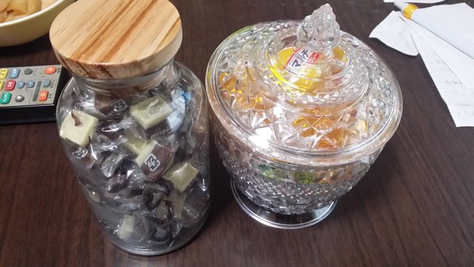 ダイソーでかわいい瓶売ってたのでお菓子を買ってきて詰めた。
居間のテーブルに置いておく🌠 