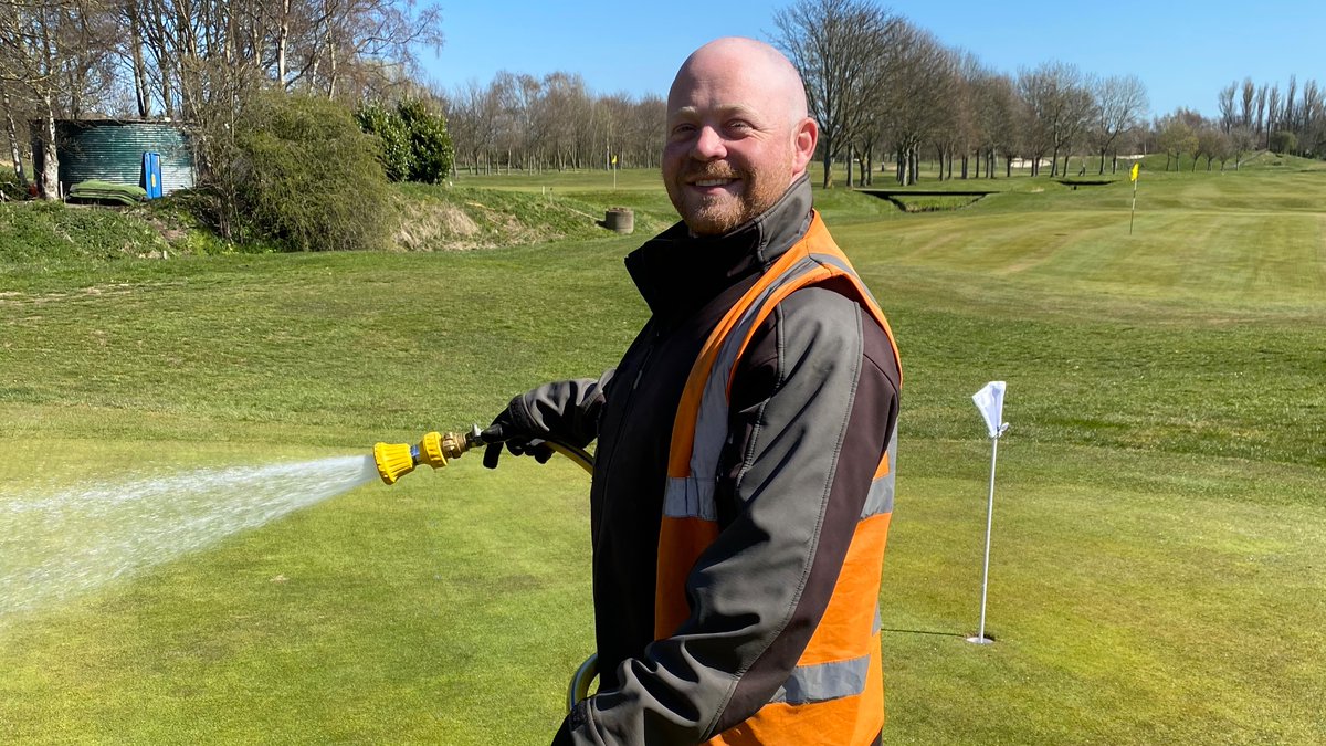 With all the beautiful sunshine we’ve been having the greens need a drink! 💧