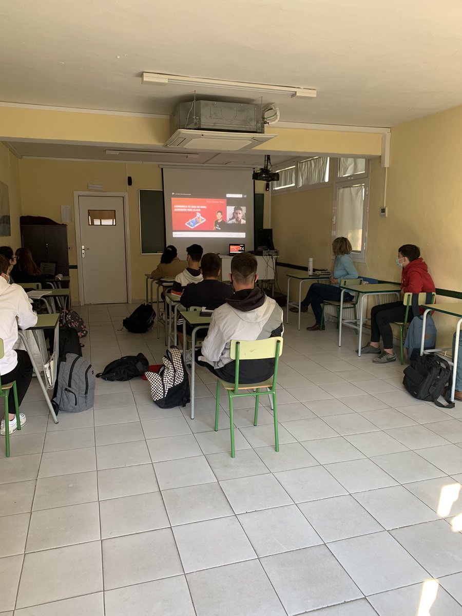 Nuestro exalumno <a href="/ivanreyestena/">Iván Reyes Tena</a> en acción con alumnos y alumnas de 3º de ESO 🎥 les está encantando el taller que nos está impartiendo, en colaboración con el <a href="/IAF_Aragon/">IAF</a> 

#gentesafa #soydelasafa #colegiosagradafamilia #colegioconcertadozaragoza 
#colegiozaragoza