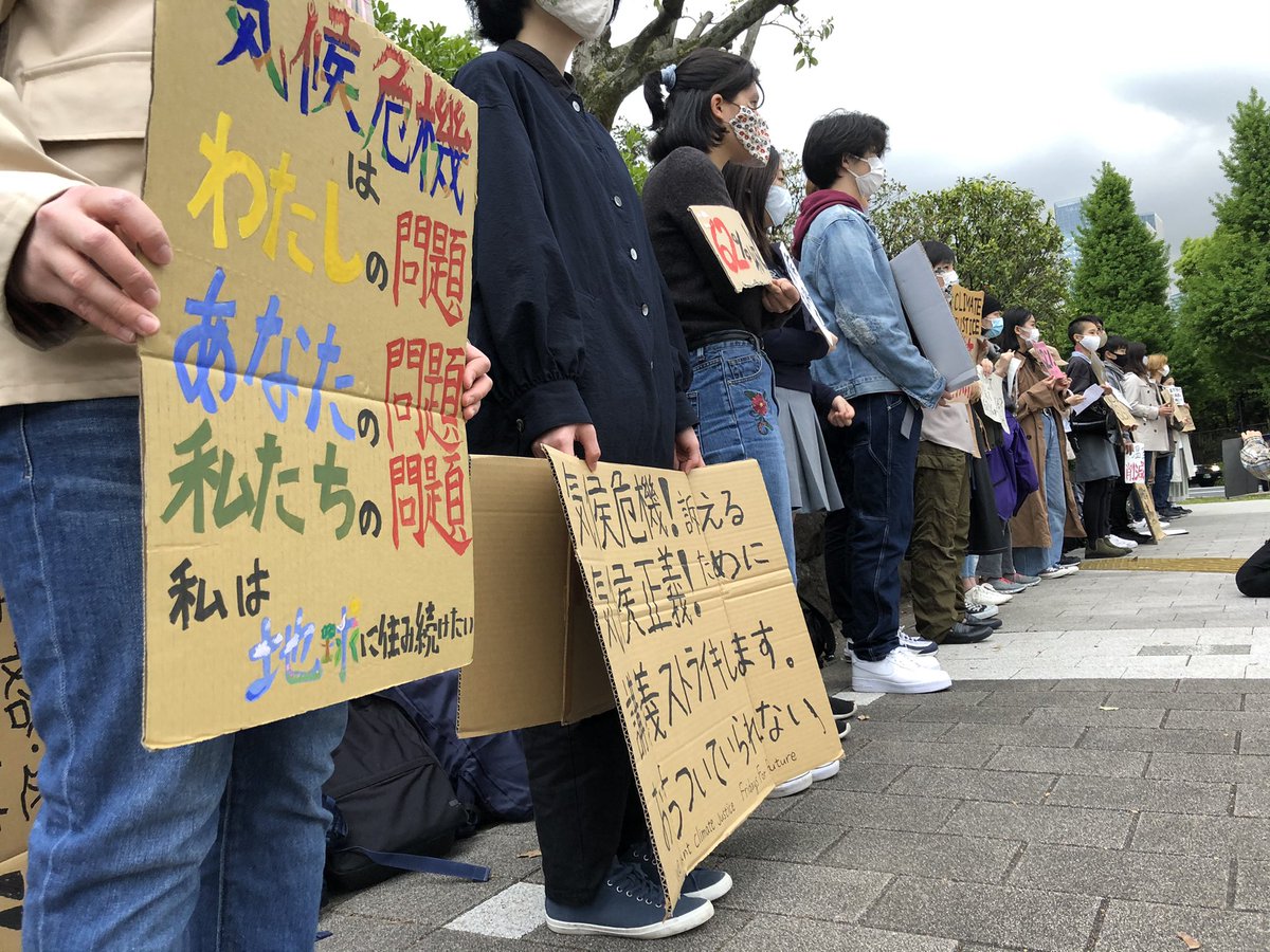 f_norida's tweet photo. 学校ストライキは今週も。
国会議事堂前には小中学生や高校生、大学生ら20人が並んでいます。
ものすごく多い数というわけではないのかもしれませんが、先々週、先週と少しずつ人数が増えてきています。 https://t.co/Fp577h48F9