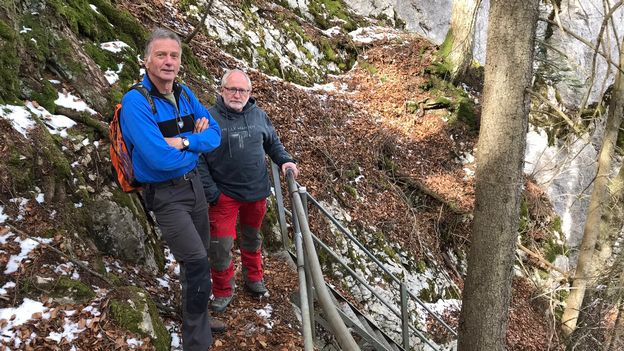 SabineGasser1's tweet photo. Un chouette reportage de @RadioTeleSuisse sur baliseurs des sentiers #pédestres du #Jurabernois 🥾😙 Pour profiter pleinement de la saison de #rando !
Vers le reportage 👉 https://t.co/a4tXMcb9kj
@PChasseral @Jura3Lacs #WandernSchweiz #SchweizerWanderwege #suisserando https://t.co/evrSwG1NeJ