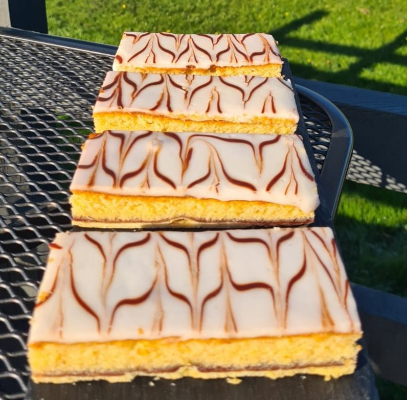 Lymefield's tweet photo. #Cakes and #sunshine π #HappyFriday #Lymefield #GardenCentre #FarmShop #TakeAway #OutsideSeating https://t.co/ipm8lO8xkl
