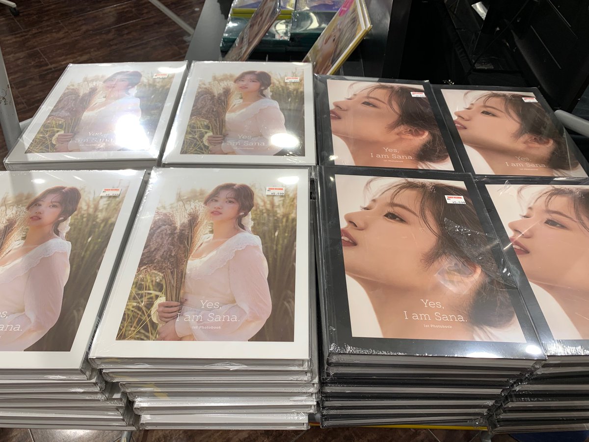 Yes, I am Sana 1ST PHOTOBOOK (White Ver)