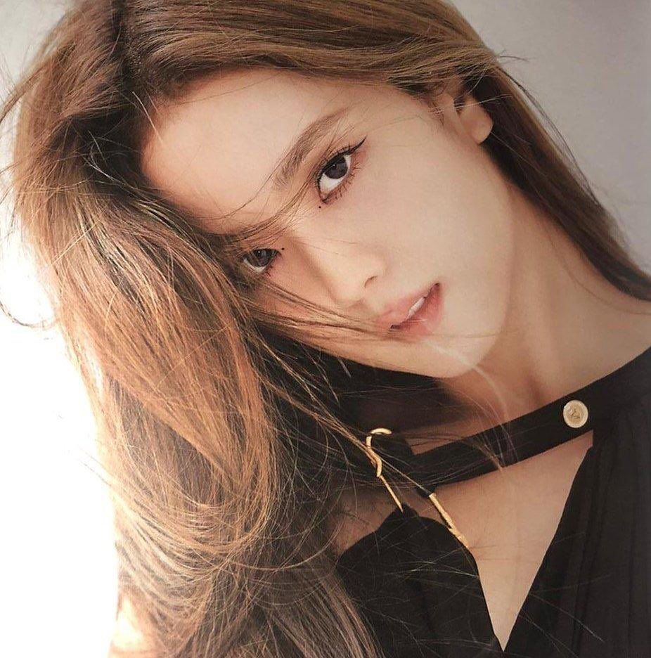 jisooartsy's tweet image. models are lucky kim jisoo chose music