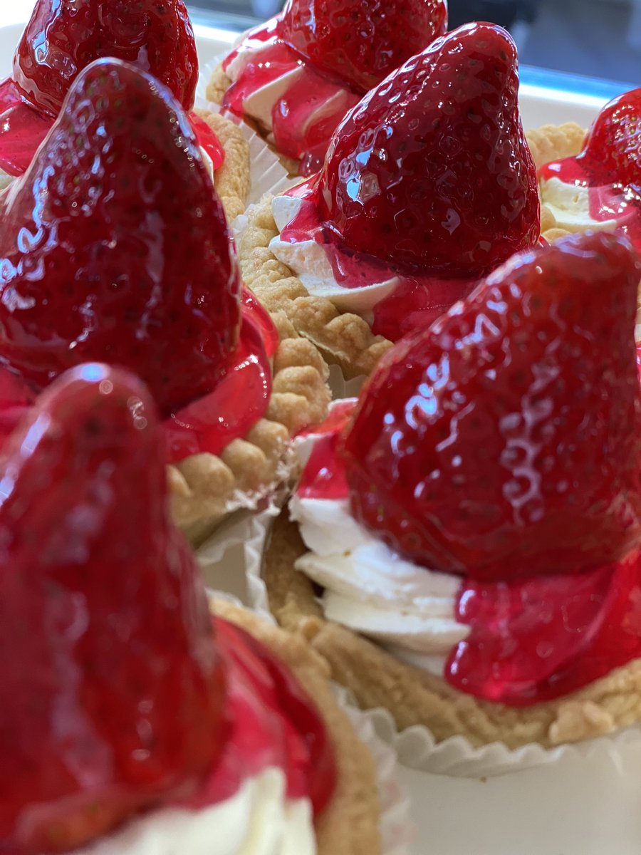 JaneEaton79's tweet photo. Weekend special time 🍓🍓🍓🍓in the shops today 🍓🍓🍓🍓

This week we’ve got:-
Garlic Tear &amp; Share
Macaroni Pies
Biscoff Cupcakes 
🍓Strawberry Tarts🍓
🍓Fresh Seahills Farm Strawberry Punnets🍓
Caramel Sponges 
Apple Charlottes https://t.co/v7sjMl5VON