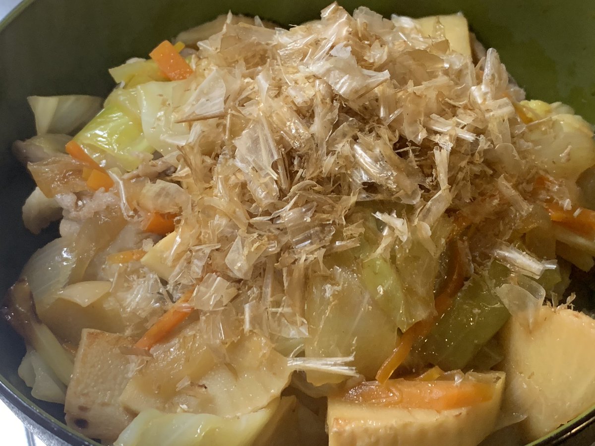 こまったぱんだ A Twitter おうちご飯 おうちごはん 料理 たけのこ野菜盛り炒め完成 玉ねぎ キャベツ 人参 たけのこ 豚肉 煮物風味付けに 筍には鰹節らしいですよ 踊り鰹みながら良かったらどうぞ