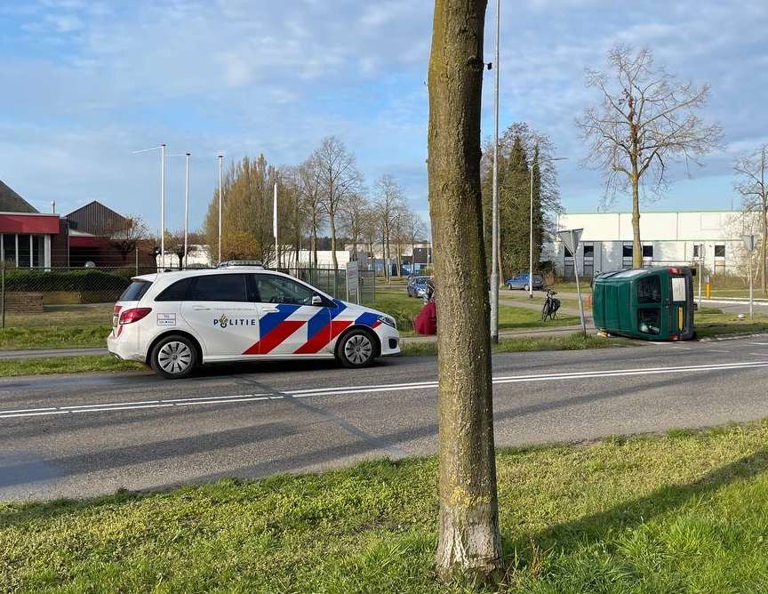 Auto belandt op zijkant na aanrijding in Aalten...