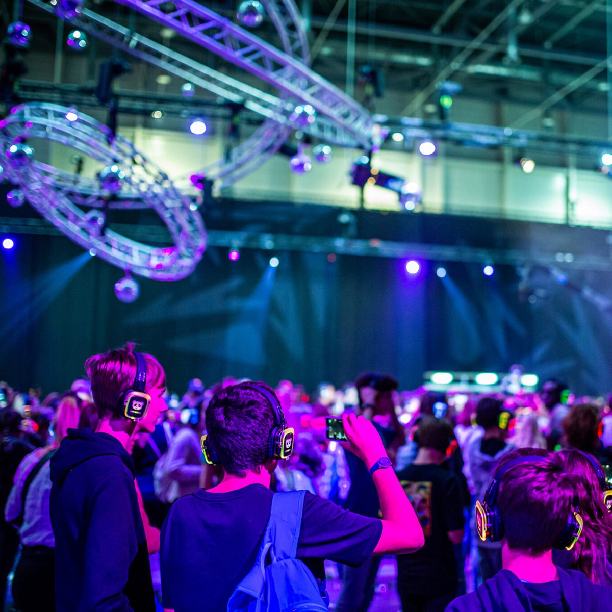 RoyaumeDuWeb's tweet photo. Rencontres avec tes stars préférées, shows sur la grande scène, légendaire silent party... Dis-nous ce qui te fait le plus vibrer et RT si tu te réjouis du prochain #RoyaumeDuWeb ! https://t.co/4vhNRj3srE