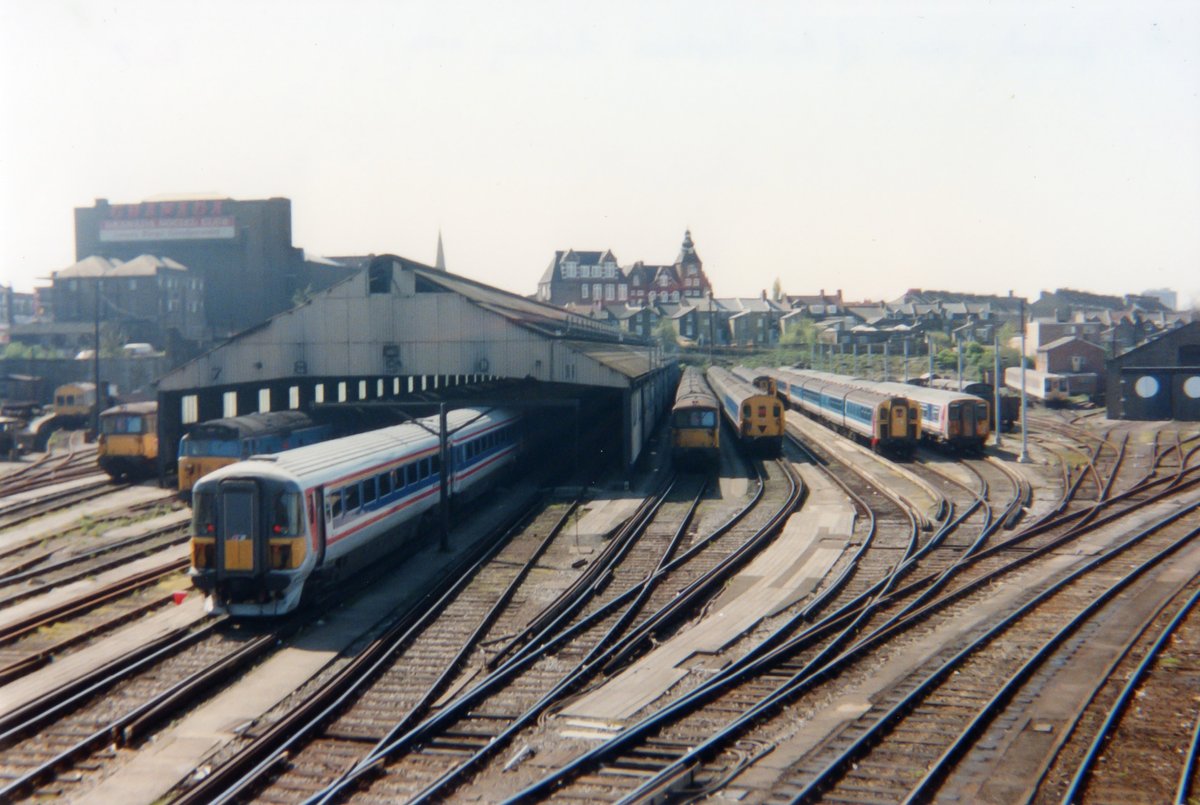 beeranddiesels's tweet image. A classic view of Clapham Yard taken in April 1990 during the NSE years. Two Class 73s, a Class 50, Class 442 'Wessie', HAP, VEP, 455 and PEP prototype unit are all visible. #Class50 #Class442 #Class73 #VEP #HAP #Class455 #PEP #Clapham