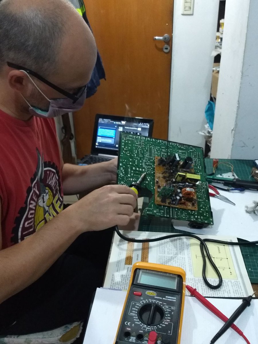 RenacerHackaton's tweet photo. Reciclando electrónica! #HackatonAndorra @UdAndorra @CumbreIberoA https://t.co/EpEfdtKF6F