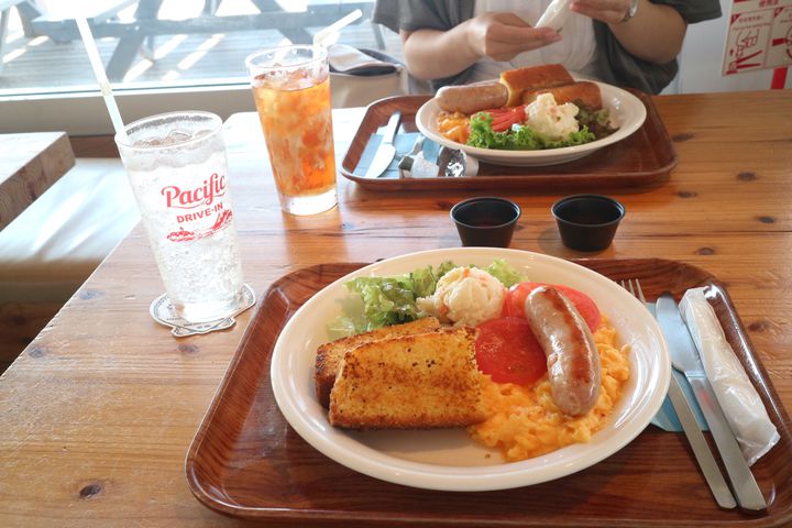 retrip_gourmet's tweet photo. ドライブで行く美しい景色とともに美味しい朝ごはんを食べたいですよね🌸

そこで今回は「朝活ドライブで行きたいスポット7選」を、おすすめの朝ごはんとともにご紹介します💕 https://t.co/xqhFfseogV https://t.co/4QuMC1UfXl
