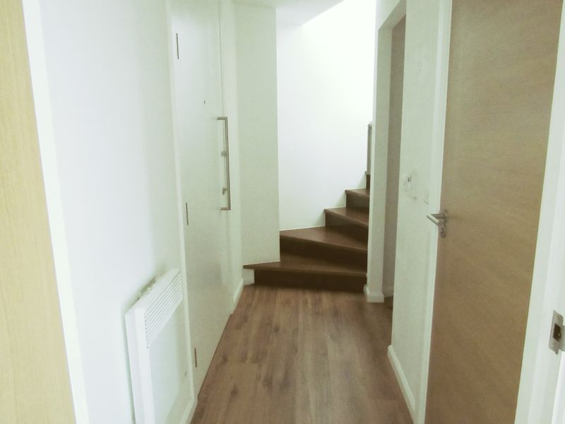 We are delighted to offer this immaculate, 2-bedroom duplex penthouse apartment on the 9th floor of this impressive development. The apartment is unfurnished and offers everything you need for city centre living.

mannisland.info/properties-to-…