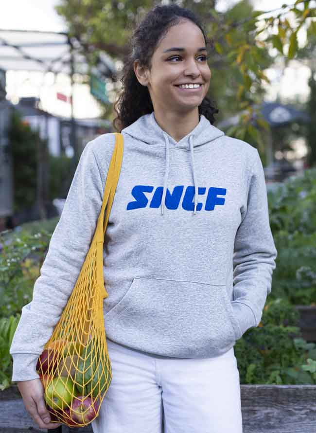SNCFVoyageurs's tweet photo. Les voyages en train nous manquent à tous… En attendant, partez à la découverte de notre Boutique on line « Grand Train ».​

Elle propose à ceux qui aiment le train (mais pas que), une collection de produits iconiques autour de l’univers de vos voyages.​
https://t.co/DkX1dLvgLj https://t.co/Yr71OeoXyR