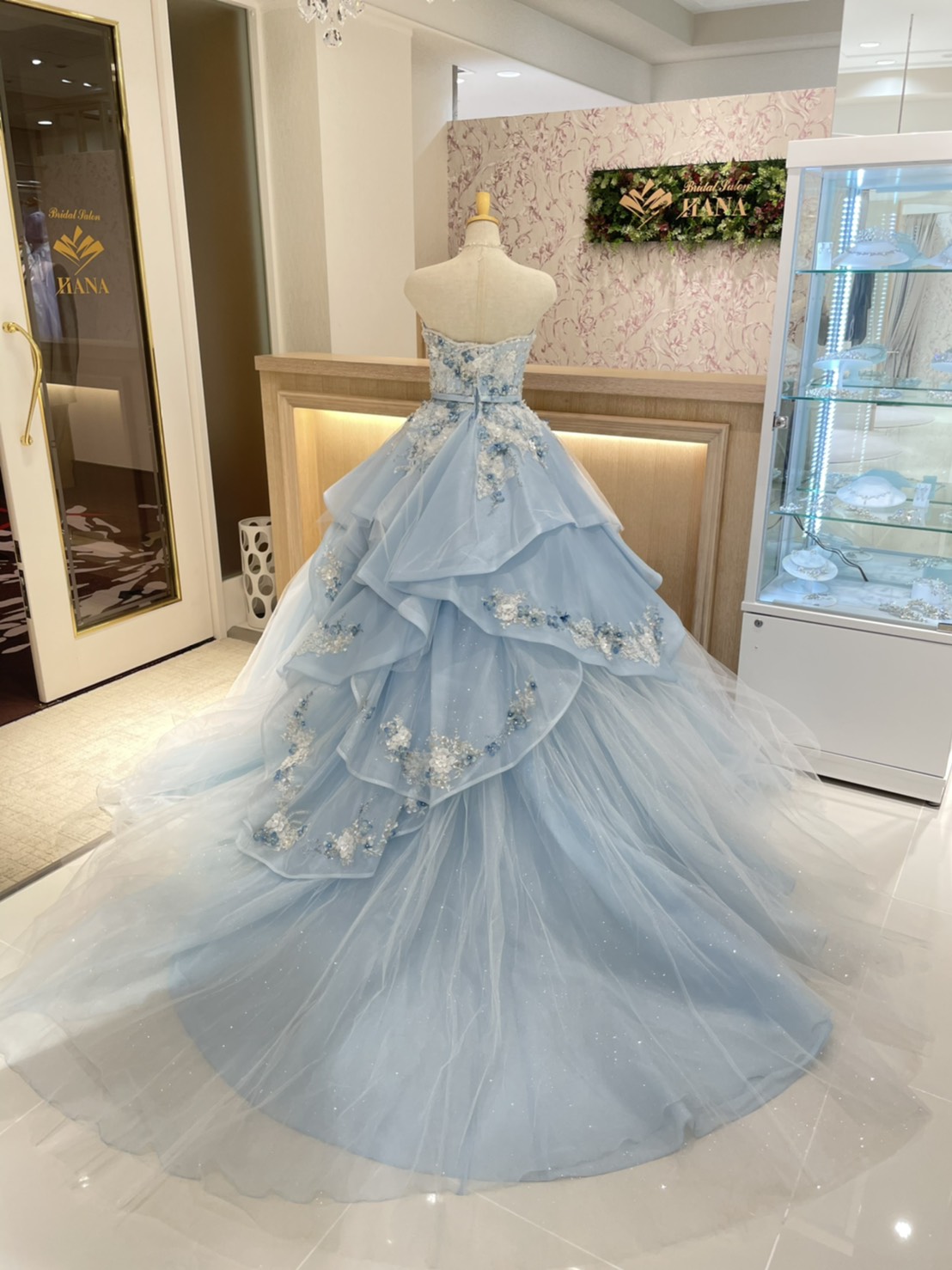 Kkrホテル東京ウェディング 新作ドレスの紹介です 上半身には繊細な刺繍と立体的なお花が華やかな水色のドレスです ボリューム感のあるスカートとバックスタイルもデザイン性があるので どこから撮っても可愛いです Kkrホテル東京 ブライダルサロン