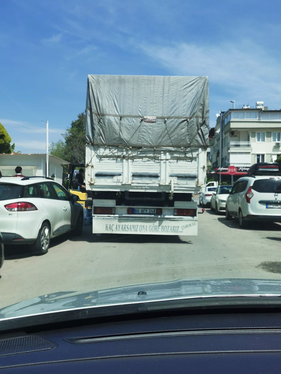 KaranSerter's tweet photo. Bizim oy verdiğimiz @MuratpasaBld  belediyesi malzeme indirmek için yol kapatıyor ve umursamıyorlar. Bu nasıl vurdum duymazlık? Yer belediye yan sokağı. @herkesicinCHP @ANTALYABB https://t.co/drcJnYhtp6