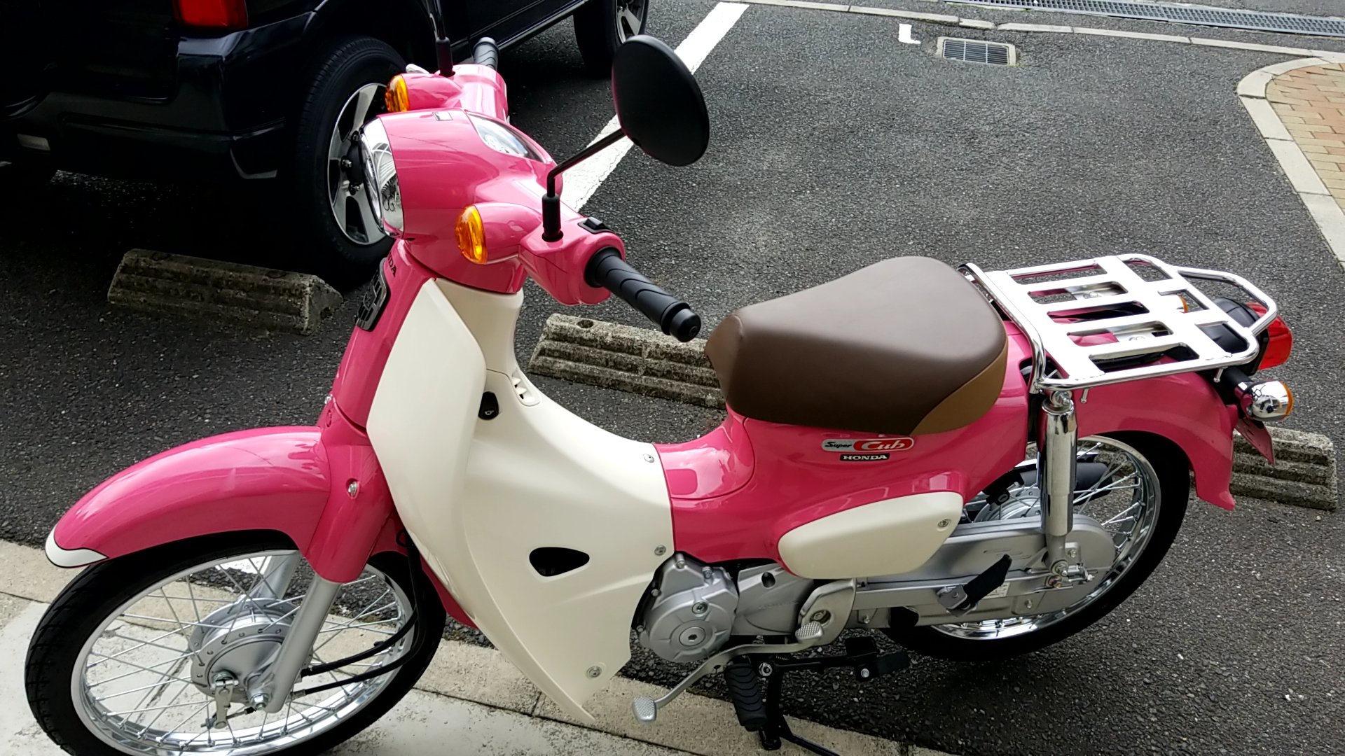 ゴズ ギベラ ホンダドリームのレンタルバイクを利用してスーパーカブ乗ってみたよ 天気の子で夏美さんが乗ってたピンク仕様のカブ 普段スクーター乗ってるからシフトチェンジガチャガチャすんのたのしー クラッチ操作は無い から半クラとかも無い