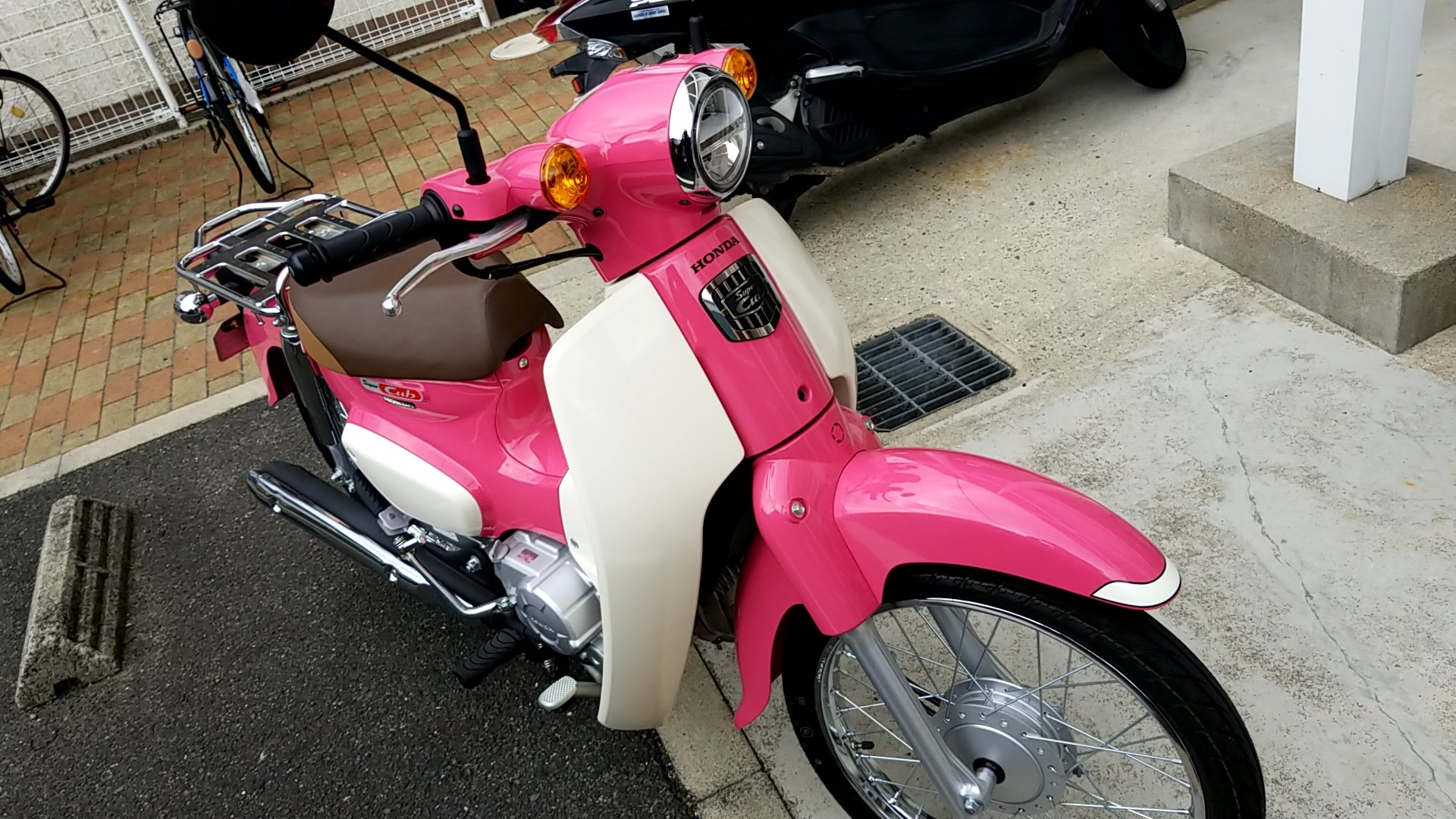 ゴズ ギベラ ホンダドリームのレンタルバイクを利用してスーパーカブ乗ってみたよ 天気の子で夏美さんが乗ってたピンク仕様のカブ 普段スクーター乗ってるからシフトチェンジガチャガチャすんのたのしー クラッチ操作は無い から半クラとかも無い