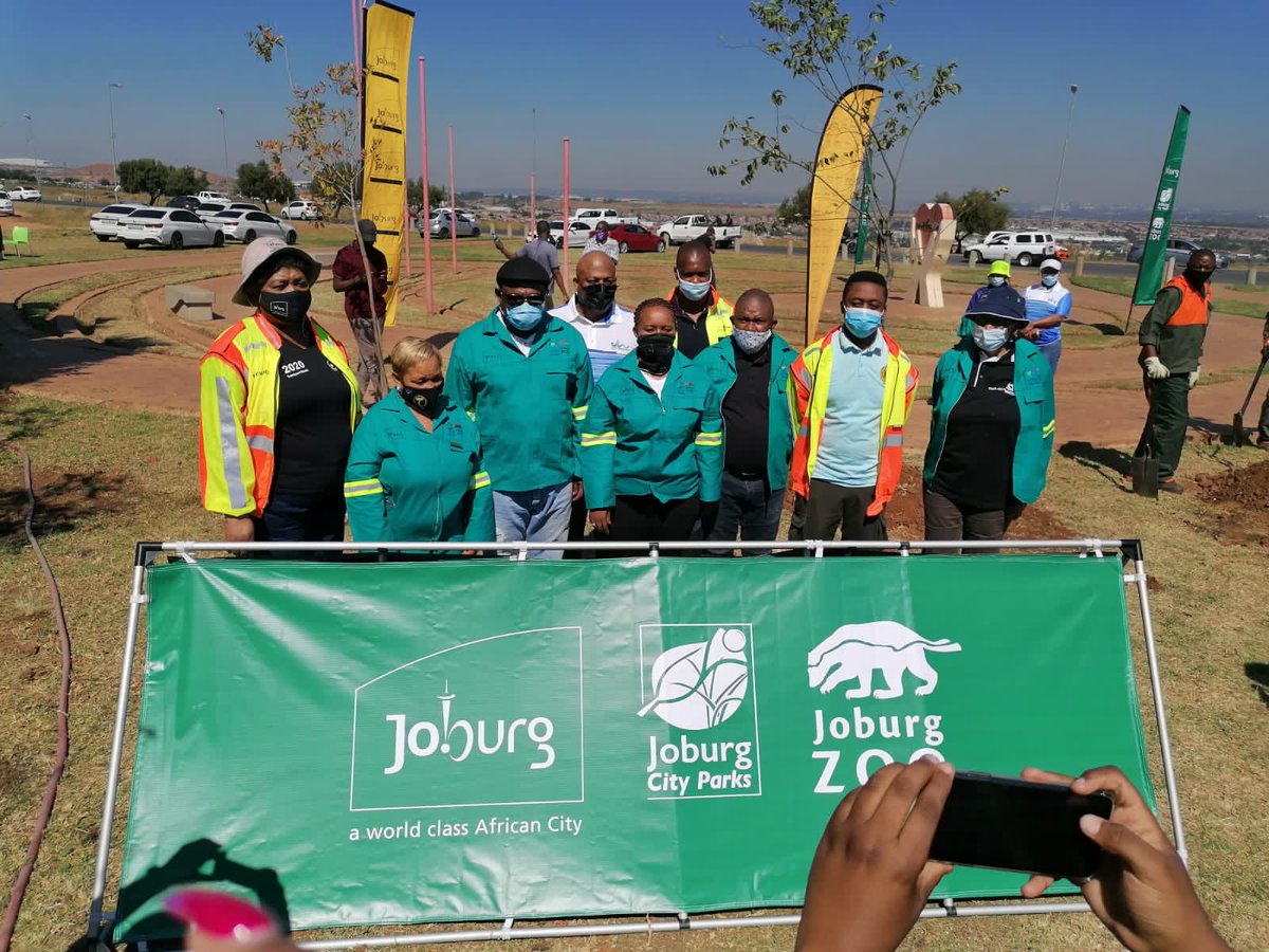 CoJTransport's tweet photo. We are turning Rabie Ridge greener, our beautiful communities will never be the same.
#GreeningIntheCity
Day 4 of 120 days of Accelerated Service Delivery.
#WeServeJoburg
#JoburgServices #JoburgRoadSafety #TransportingJoburg #NHMakhubaInAction
@NHMakhuba @JoburgParksZoo https://t.co/tTPBDvtK0V