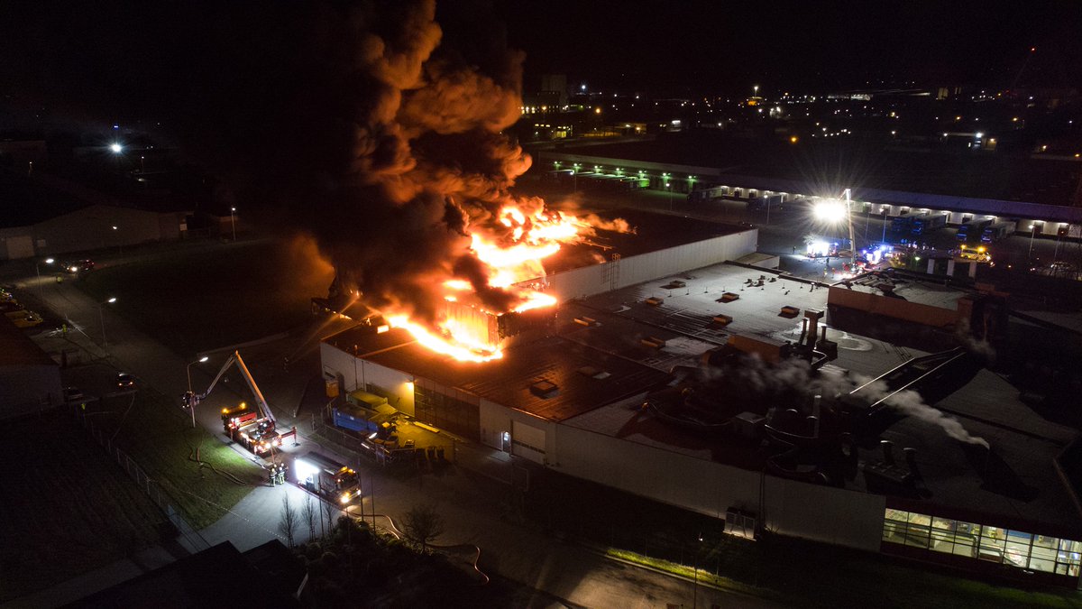 Grote foto update van verwoestende brand snoepfabriek Drachten. Bekijk het nu op..