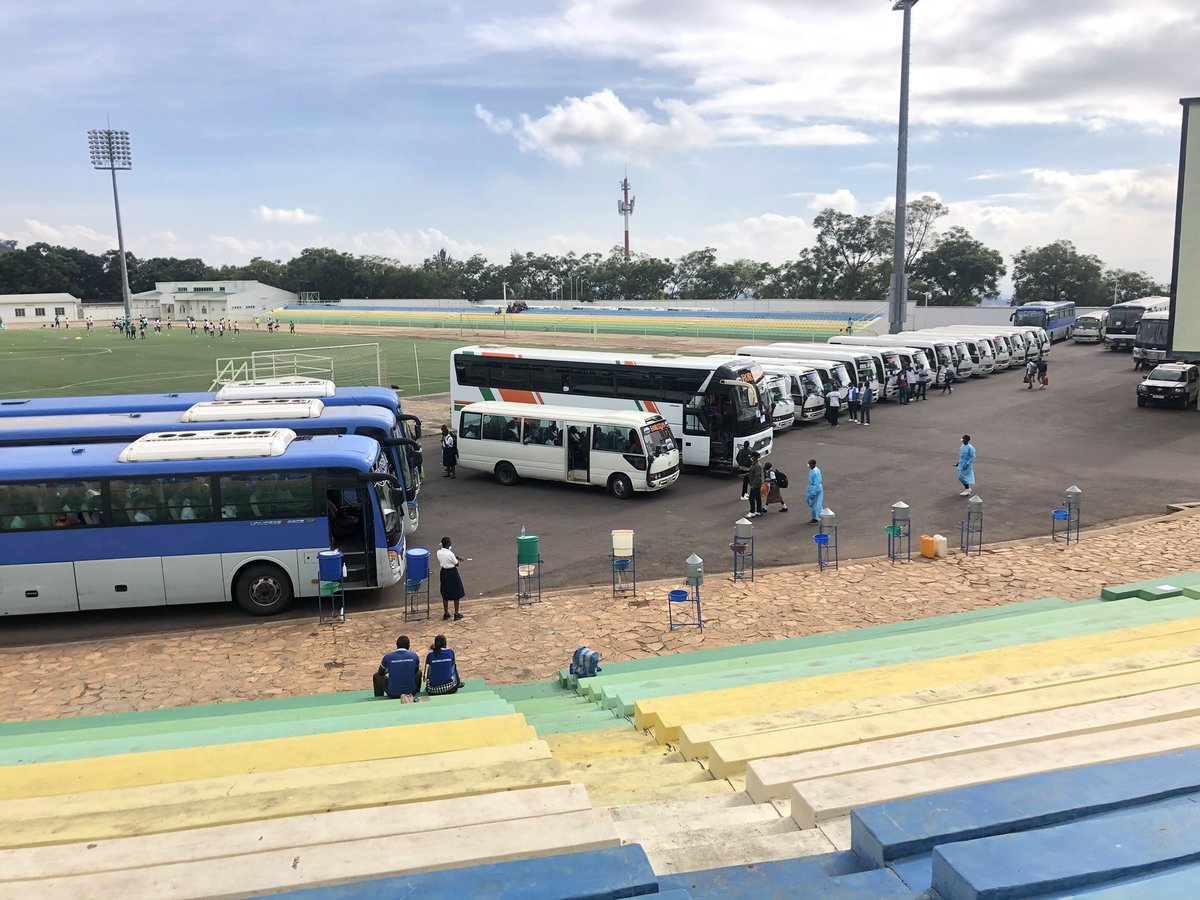 atprassociation's tweet photo. #ATPR Mu gikorwa cyo gufasha abanyeshuri kujya kwishuri murwego rwo kwirinda #COVID19 imodoka zibatwara zibageza aho biga barazisanga muri stade nyamirambo @HuyeDistrict @GisagaraDistr @GakenkeDistrict @NgororeroDistr @NyabihuDistrict @BugeseraDistr @CityofKigali @CafuOli https://t.co/qdEQHuFylE