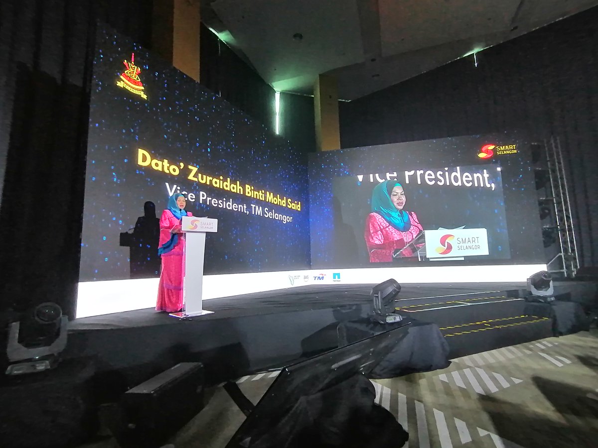 TM_One's tweet photo. TM ONE is proud to be part of the launch of #SmartSelangor’s Smart Digital Infrastructure (SDI) initiatives by Smart Selangor Delivery Unit (SSDU) in Shah Alam today. Also present to grace the launch was Selangor MB, Dato' Seri @AmirudinShari, who gave a keynote speech. https://t.co/P1k3A3M9Nl