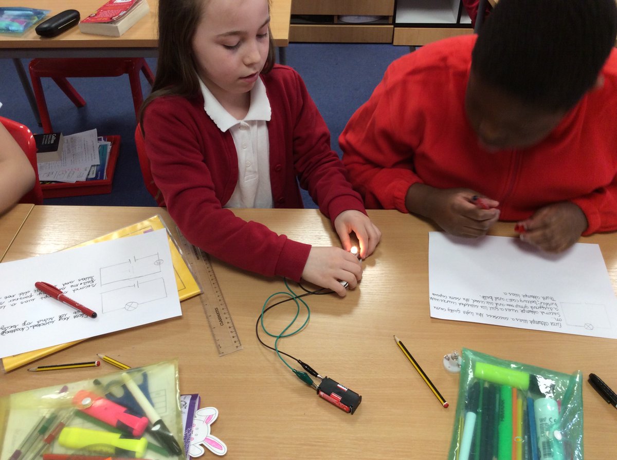 PurfleetPrimary's tweet photo. Cedar class have been experimenting with circuits this morning.  The atmosphere is #electrifying #funwithcircuits #buzzbuzz https://t.co/Eni0DFu2uL