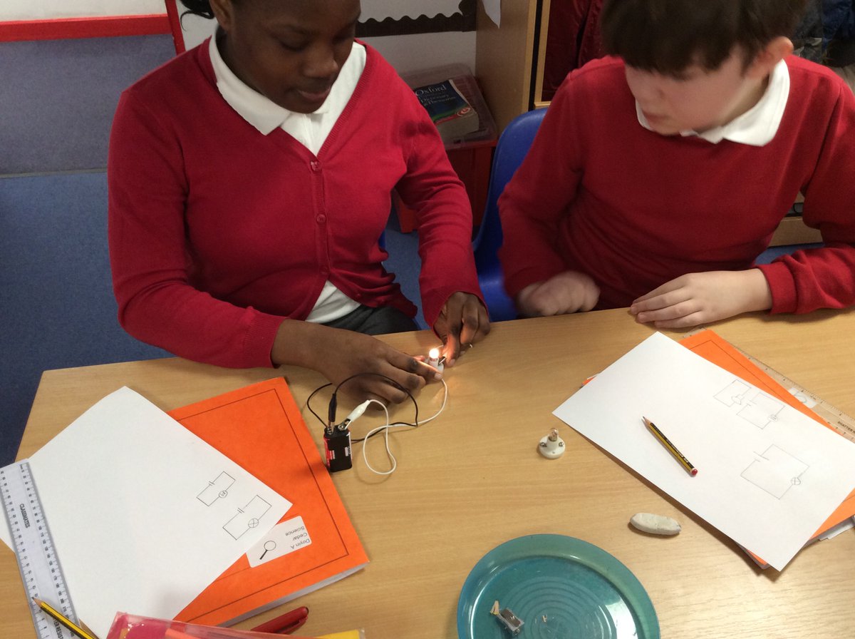 PurfleetPrimary's tweet photo. Cedar class have been experimenting with circuits this morning.  The atmosphere is #electrifying #funwithcircuits #buzzbuzz https://t.co/Eni0DFu2uL