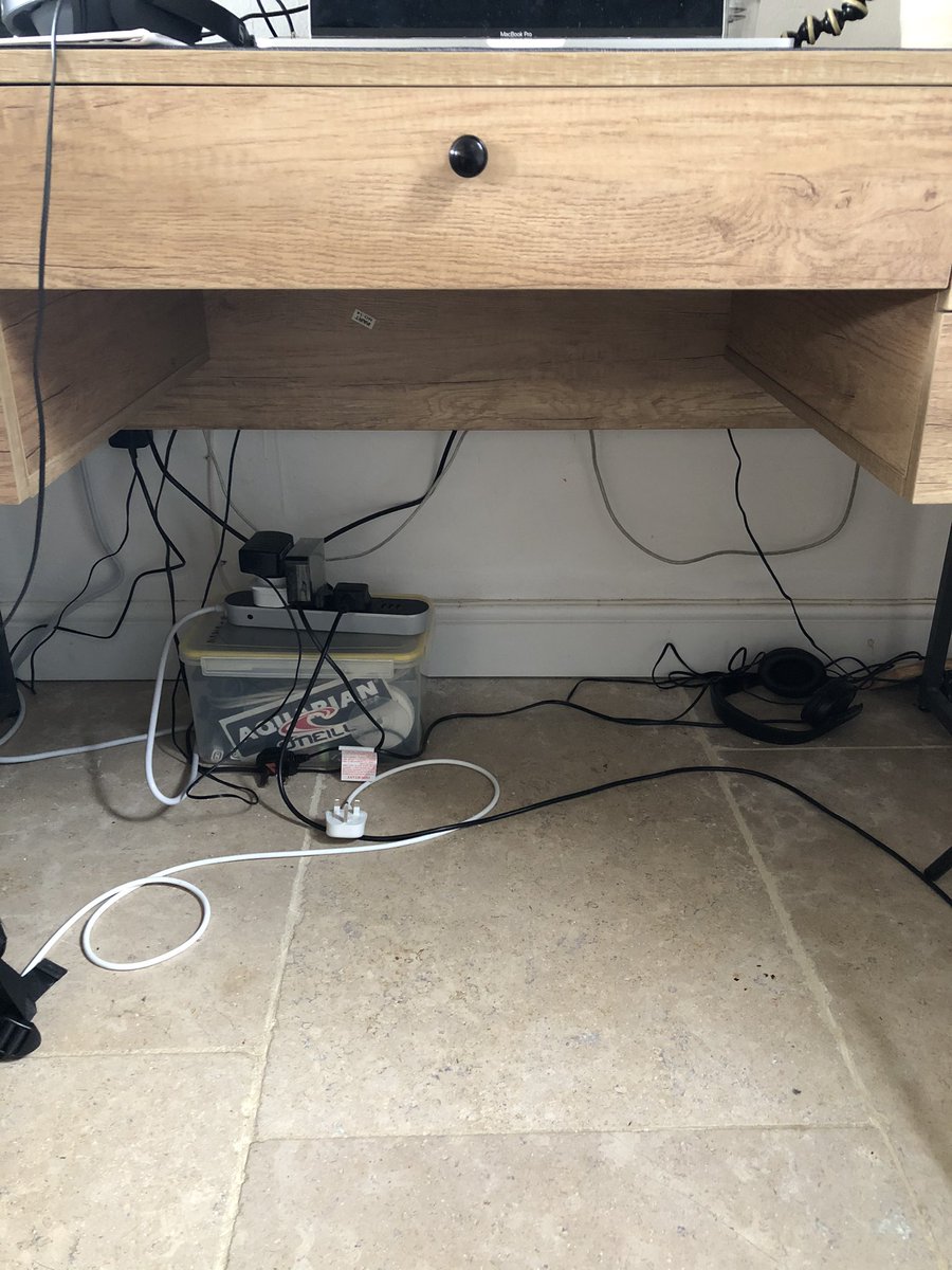 Oostyart's tweet photo. This shit needs taking care of... Pronto! #NothingToSeeHere #cablenightmare https://t.co/rb8DuwD2is