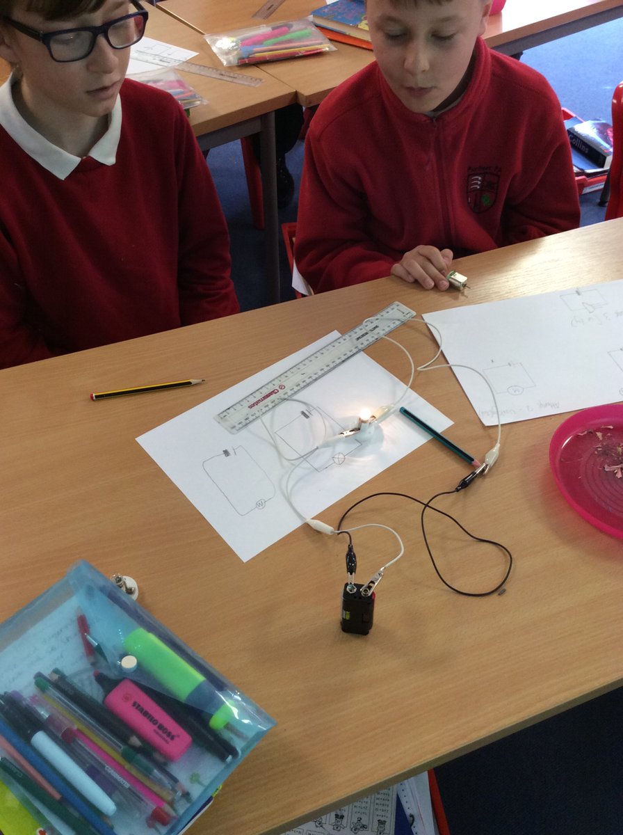 PurfleetPrimary's tweet image. Two students just found out that the circuits works with a pencil too! #CrazyCircuits #KS2 #ElectriciansInTheMaking #Conductors