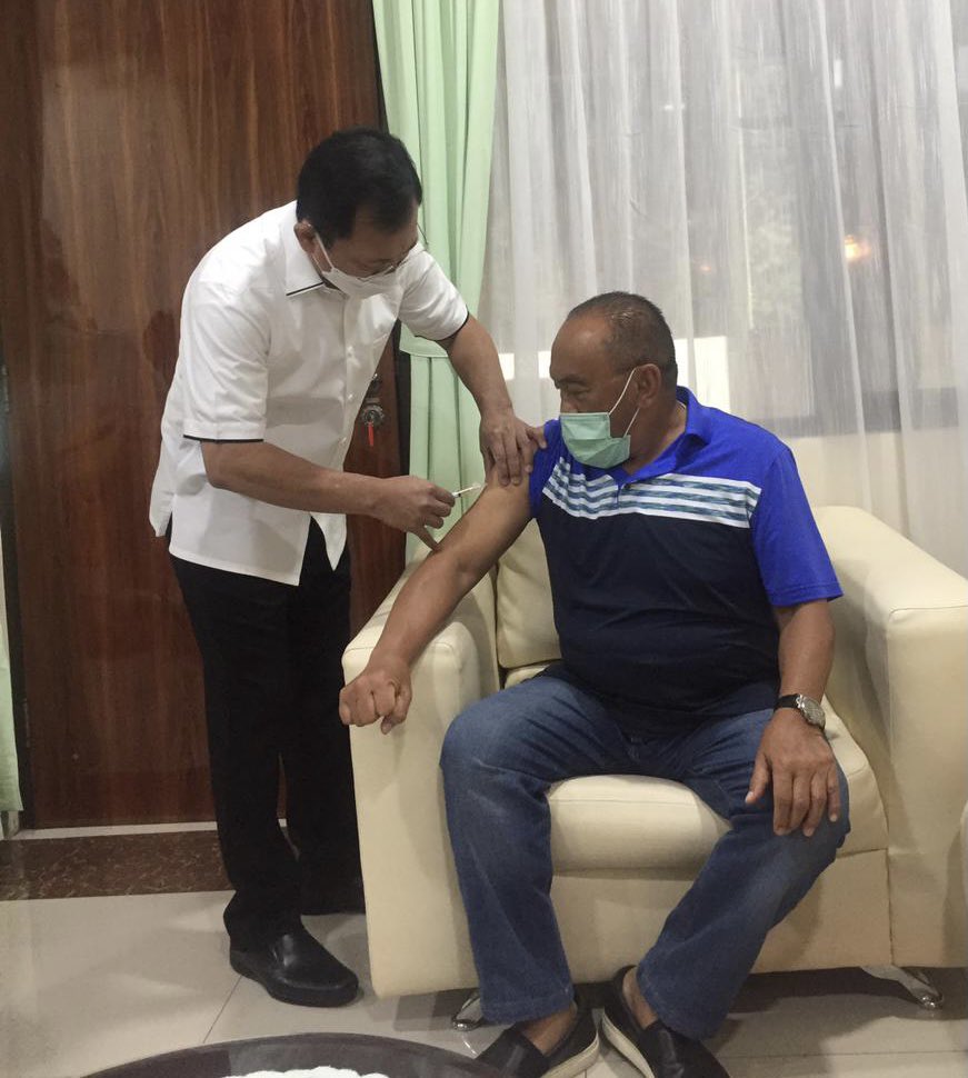 Aburizal Bakrie saat disuntik Vaksin Nusantara oleh mantan Menteri Kesehatan Terawan Agus Putranto.