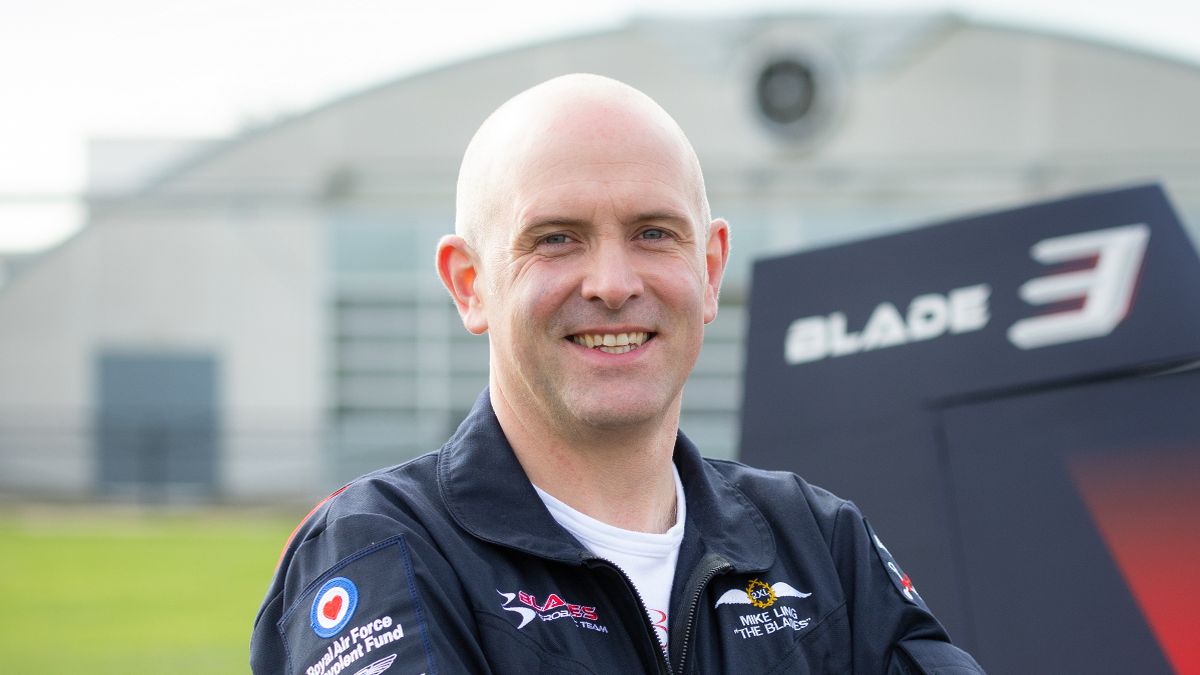 Flyer_Magazine's tweet photo. Tonight on #FLYERLive we chat to @MikeLingPilot about going from fast jets to general aviation, his role flying as Blade 3 for @thebladesteam and more! Join the #FLYERClub (just £2.50/month) to get the link to watch from 7pm! Join here: https://t.co/UrEweG88mr https://t.co/clpmPsXIkp
