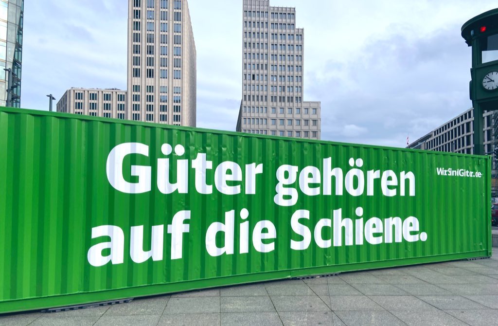 #Güter gehören auf die #Schiene! Mit 3.600 Zügen täglich holt <a href="/DB_Cargo/">DB Cargo</a> schon jetzt mehr als 60.000 Lkw von der Straße und spart dadurch 7 Mio. t CO2 p. a. ein. Da geht noch mehr! #wirsindgueter 

Mehr Infos zur Kampagne: WirsindGueter.de
