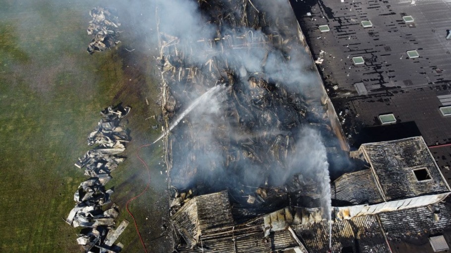 Schade na grote brand snoepfabriek bij daglicht