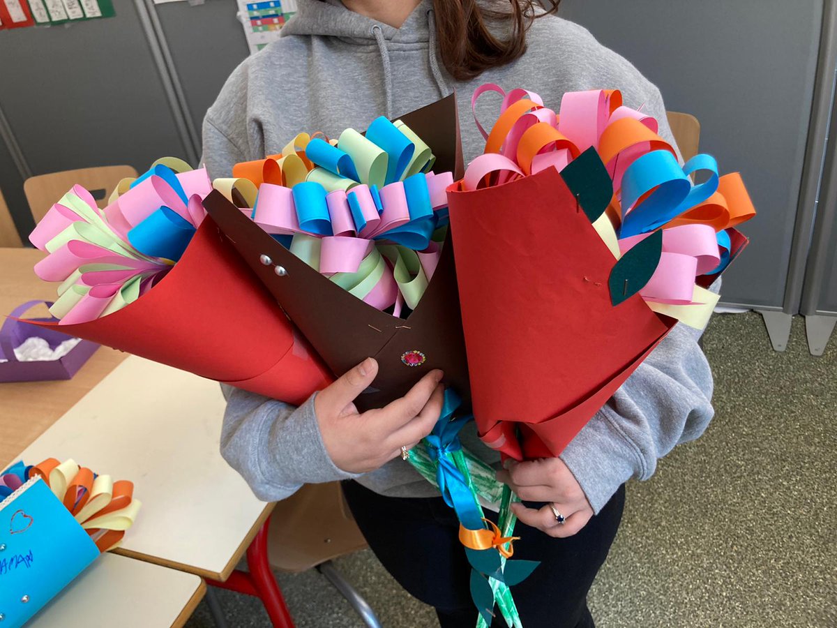 Y aviez vous déjà pensé ? Offrir des #fleurs 💐🌸🏵🌹🥀🌺🌻🌼🌷⚘ plutôt que fleurir des peurs 😉 !!! Ça fait du bien !!!! Heureusement que les jeunes de <a href="/InstitutBaguer/">Institut départemental Gustave Baguer</a> sont là pour vous le rappeler, n'est-ce pas ? 👍☝👏On vous offre un bouquet ... ? #art #création #printemps
