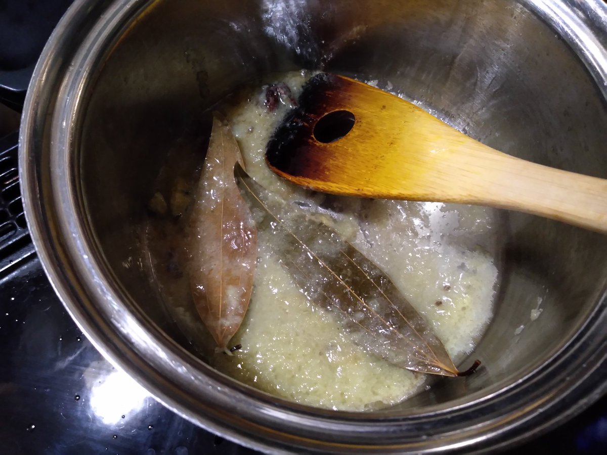 F Hannah 浜松松風会 O D O ホールスパイス グリーンカルダモン ブラックカルダモン ベイリーフを弱火で炒めて米油に香りを出して しょうが にんにくペーストを入れて炒めて鶏肉入れて O D