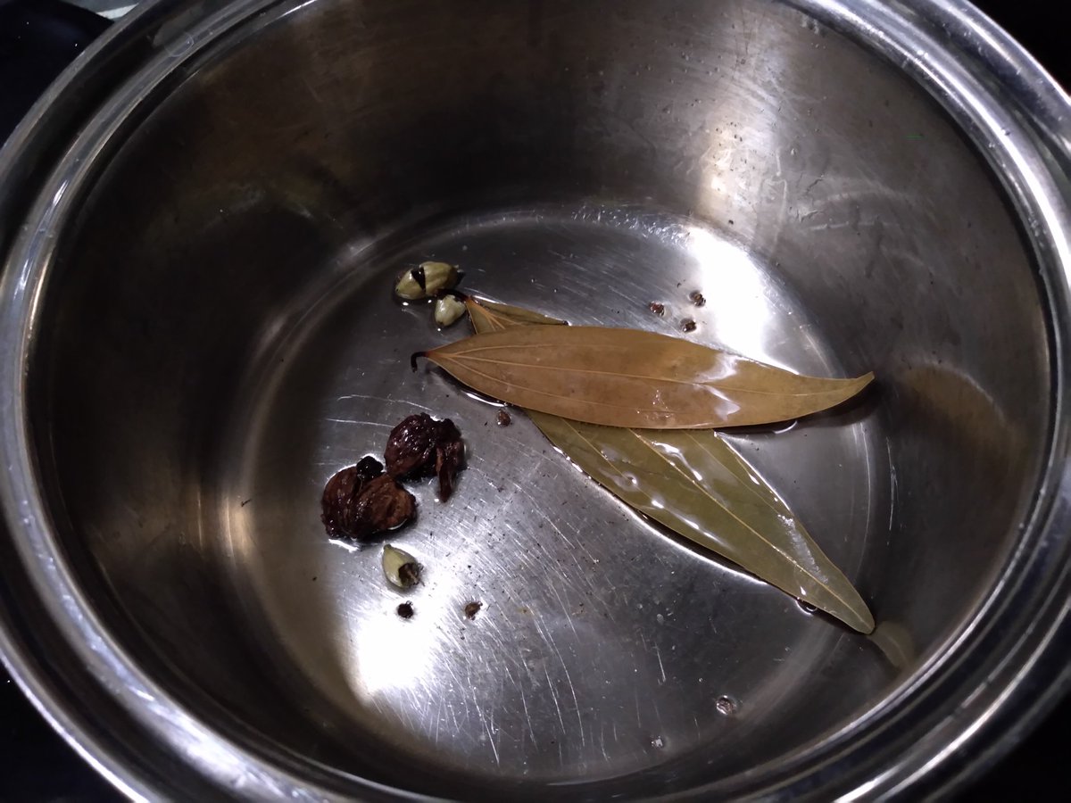 F Hannah 浜松松風会 O D O ホールスパイス グリーンカルダモン ブラックカルダモン ベイリーフを弱火で炒めて米油に香りを出して しょうが にんにくペーストを入れて炒めて鶏肉入れて O D