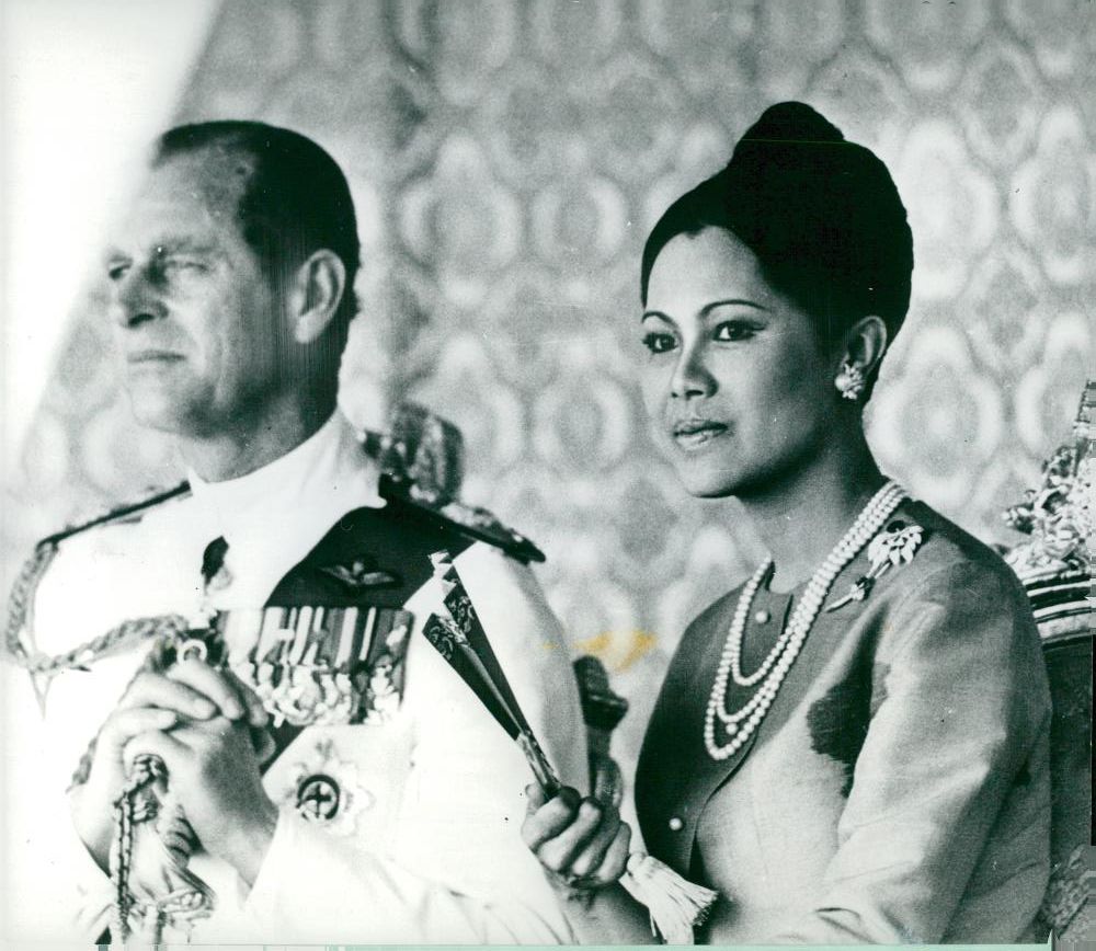 rwthofficial's tweet photo. 🇹🇭🇬🇧
#UK’s Prince Philip, Duke of Edinburgh with #Thailand’s Queen Sirikit while escorting the monarchs during the State Visits in 1960, 1972, and 1996.

#PrincePhilip #BritishRoyalFamily #QueenSirikit #ThaiRoyalFamily https://t.co/1OOzNyaMlt