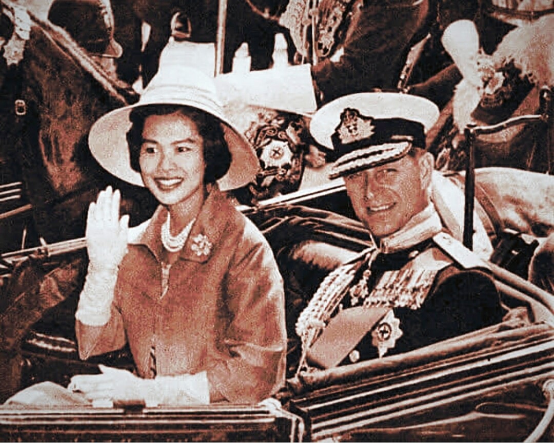 rwthofficial's tweet photo. 🇹🇭🇬🇧
#UK’s Prince Philip, Duke of Edinburgh with #Thailand’s Queen Sirikit while escorting the monarchs during the State Visits in 1960, 1972, and 1996.

#PrincePhilip #BritishRoyalFamily #QueenSirikit #ThaiRoyalFamily https://t.co/1OOzNyaMlt