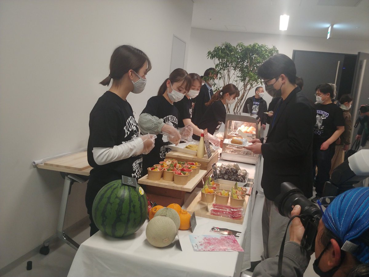 kumagakuhospi's tweet photo. 本日から3日間、熊本復興映画祭が、熊本城ホールで開催されています。そこでホスピの有志がケータリングを提供しています。地元企業さんと提携したオリジナルメニューです。熊本の食の魅力をホスピタリティとともに、提供しています。 https://t.co/OS3f4KsM0s