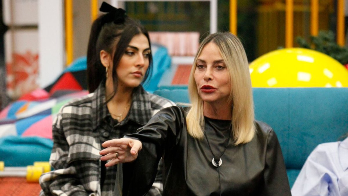 Biofresh_cleop's tweet photo. #isola Raga ma vi ricordate che casino facemmo al televoto con queste due ? 
#tommasozorzi #tzvip #gsvip #stefaniaorlando #prelemi https://t.co/U9R5KsGfGX